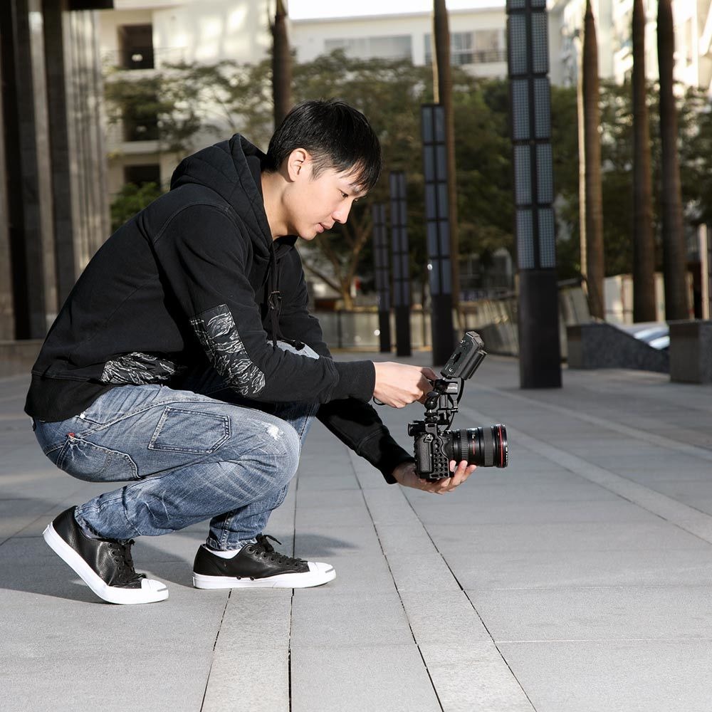 SmallRig Cage Kit for Sony A7RIII/A7III 2103 ชุดริกกล้อง Sony A7RIII / A7III พร้อมด้ามจับ และหัวบอลติดจอมอนิเตอร์ ราคา 5200 บาท